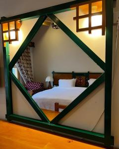 Un pat sau paturi într-o cameră la Montvale Resort