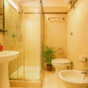 Un baño de Hotel GIUBILEO 98 fotos más