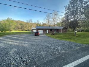 RockPappy's Trail House的停在房子前面的汽车