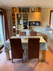 une salle à manger avec une table et des chaises dans l'établissement Lakeside Haven Cottage - Great Glen Waterpark, à Spean Bridge