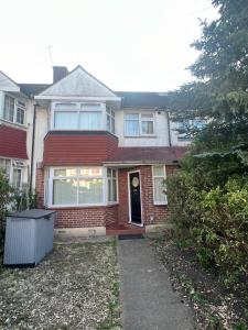 a red brick house with a black door at 3 Bedroom modern house 15 min to tube, shops near by in Finchley