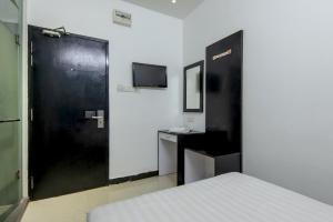 a room with a bed and a black door at Hotel Pavilion Port in Pelabohan Klang