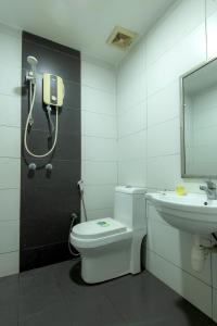 a bathroom with a toilet and a sink at Hotel Pavilion Port in Pelabohan Klang