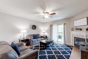 una sala de estar con un sofá y una chimenea en Cedar Lodge #503, en Pigeon Forge