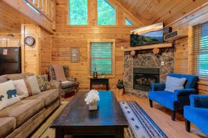a living room with a couch and a fireplace at Rosey Bear cabin in Pittman Center