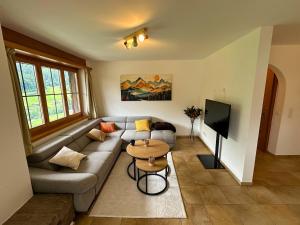 Un televizor și/sau centru de divertisment la Apartment with Balcony & Mountain View