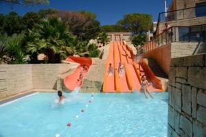 a group of people playing in a swimming pool at Mobil home à louer dans camping des cigales le muy 5 étoiles in Le Muy