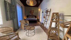 Una sala de estar con una escalera y una cama. en Casa Cueva Soluna, for peace & nature Cabo de Gata, en Níjar 157 fotos más