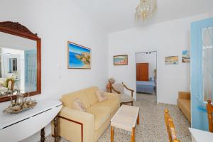 een woonkamer met een bank en een spiegel bij Statis House in Lardos