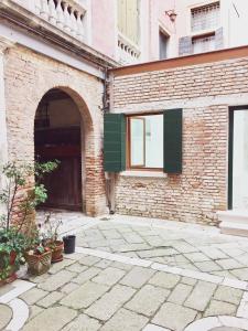 Budova, kde se apartmán nachází + 8 fotografií