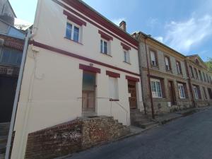 a white building on the side of a street at Maison 4 chambres proche Etretat in Les Loges