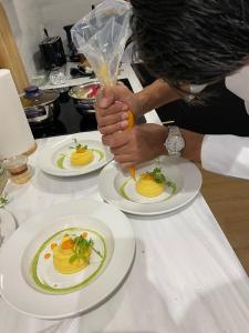 Puntillo del SolにあるProfithome- I love Puntillo del Solの食べ物の皿の上にビニール袋を持っている人 +48枚の写真