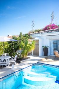 Puntillo del SolにあるProfithome- I love Puntillo del Solのパティオ付きのスイミングプール、家