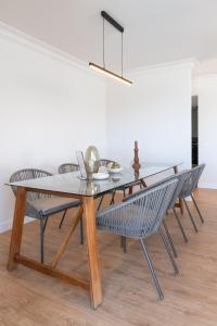 Puntillo del SolにあるProfithome- I love Puntillo del Solのテーブルと椅子のあるダイニングルーム