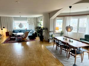 una sala de estar con una mesa y un sofá en Large flat with own patio, en Nacka