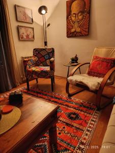 una sala de estar con un sofá y una silla en Pupa Apartment 120 m2 Center Sarajevo, en Sarajevo