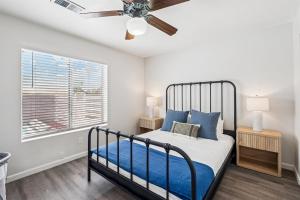 En eller flere senge i et værelse på Kid's Favorite - Splash Pad - Pool - Playground + 21 billeder