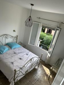 En eller flere senge i et værelse på Bel Appartement Spacieux et lumineux climatisé de 120m2 dans villa avec piscine + 38 billeder