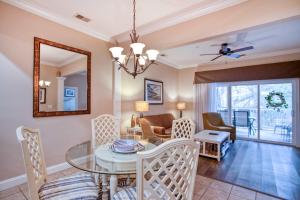 une salle à manger et un salon avec une table et des chaises dans l'établissement Litchfield 1BR Getaway at Seaside Inn, à Pawleys Island
