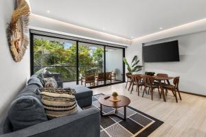 Televisyen dan/atau pusat hiburan di Tizate Sea Sanctuary - Beach Club by Monyxbnb