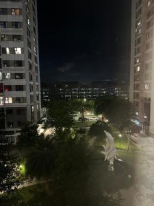 een groot wit vogelbeeld in een park 's nachts bij Meimei home in Ðặng Xá