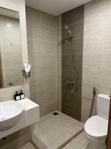 een badkamer met een douche, een toilet en een wastafel bij Meimei home in Ðặng Xá