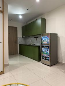 een keuken met een drankenautomaat in een kamer bij Meimei home in Ðặng Xá