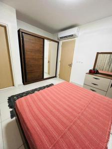 エル・アラメインにあるchalet for rent in marina marassiの大きなベッドと窓のある寝室