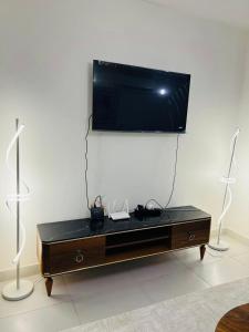 エル・アラメインにあるchalet for rent in marina marassiの薄型テレビ(ランプ2つ付)