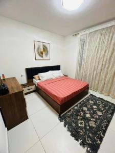 エル・アラメインにあるchalet for rent in marina marassiのベッドルーム1室(赤い毛布付きのベッド1台付)