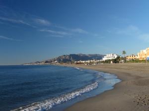 a view of a beach with buildings and the ocean at Brisa Azul in Playas de Vera