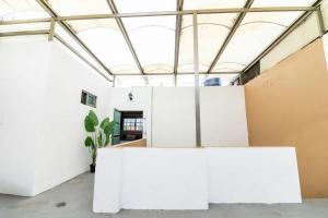 una habitación con una gran mesa blanca en un edificio en Gaviota Family, en Guadalajara