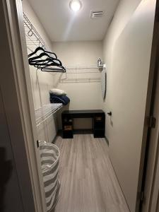 einen begehbaren Kleiderschrank mit einer Bank in einem Zimmer in der Unterkunft Harbor Hollow-Studio 2 mins to Renasant in Memphis