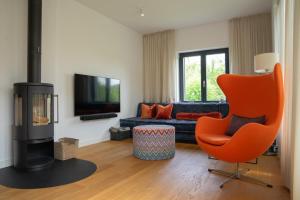 a living room with a couch and a fire place at SandDorn 1 und 2 in Pruchten