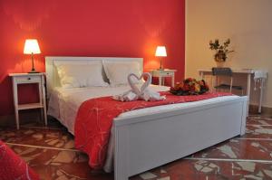 una camera da letto con un letto con due cigni sopra di Bet Home a Palermo
