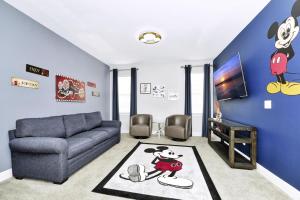 Телевизор и/или развлекательный центр в Stylish Home With Private Pool, Themed And Game Room With Waterpark & Resort Access Near Disney At Encore Resorts Reunion - 300Bu