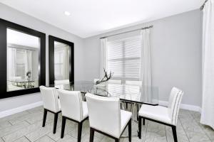 Гостиная зона в Stylish Home With Private Pool, Themed And Game Room With Waterpark & Resort Access Near Disney At Encore Resorts Reunion - 300Bu +26 фотографий