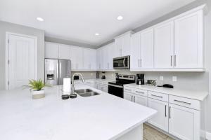 Кухня или мини-кухня в Stylish Home With Private Pool, Themed And Game Room With Waterpark & Resort Access Near Disney At Encore Resorts Reunion - 300Bu
