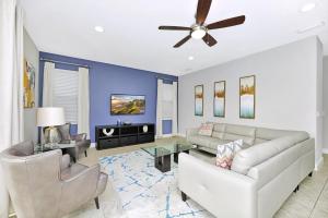 Гостиная зона в Stylish Home With Private Pool, Themed And Game Room With Waterpark & Resort Access Near Disney At Encore Resorts Reunion - 300Bu