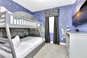 Кровать или кровати в номере Charming Home With Themed Rooms, Game Room And Waterpark & Resort Access Near Disney At Encore Resorts Reunion - 300Pn