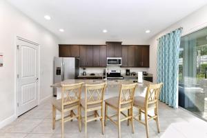 Кухня или мини-кухня в Charming Home With Themed Rooms, Game Room And Waterpark & Resort Access Near Disney At Encore Resorts Reunion - 300Pn
