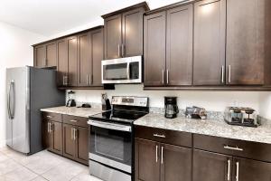 Кухня или мини-кухня в Charming Home With Themed Rooms, Game Room And Waterpark & Resort Access Near Disney At Encore Resorts Reunion - 300Pn
 +29 фотографий