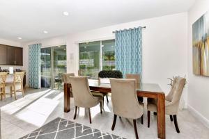 Гостиная зона в Charming Home With Themed Rooms, Game Room And Waterpark & Resort Access Near Disney At Encore Resorts Reunion - 300Pn