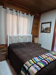 ein Schlafzimmer mit großem Bett und Fenster in der Unterkunft Eco Cabana Mantiqueira in Queimada