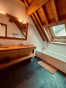 Ένα μπάνιο στο Le chalet du Bez