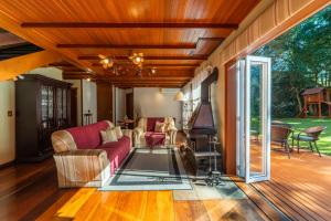 una sala de estar con un sofá y una mesa en Pousada Monte Felice Recanto da Lua, en Gramado