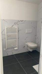 ChâteauthébaudGîtes L'Infinity - 4 Chambres的带马桶和窗户的白色浴室