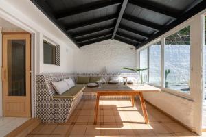 Puntillo del SolにあるProfithome- I love Puntillo del Solのダイニングルーム(テーブル、ベンチ付)