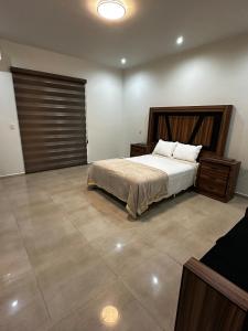 a bedroom with a bed with a wooden headboard at Casa de lujo muy cómoda de 2 pisos in San Miguel el Alto