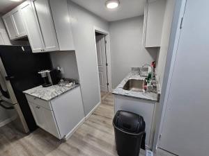 Kuchyň nebo kuchyňský kout v ubytování Beach Apt In Woodmontmilford